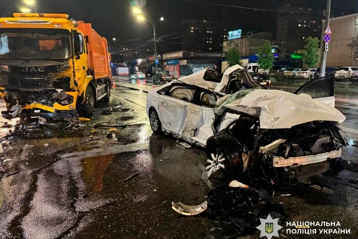 У столиці сталася ДТП: Audi зіткнулася з вантажним автомобілем, є жертва. 8