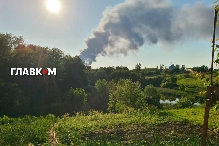 Головна 14 Київська область під атакою Шахедів: дим видно над зоною удару (додано нову…