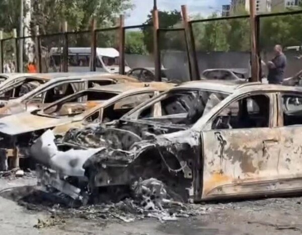 Наслідки вогню на паркінгу Мінського району: від численних авто – лише іржаві конструкції (світлини)