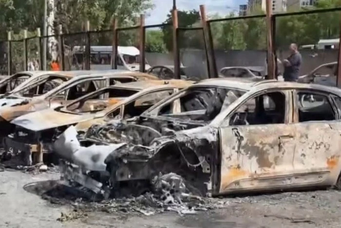 Наслідки вогню на паркінгу Мінського району: від численних авто – лише іржаві конструкції (світлини) 20 Наслідки вогню на паркінгу Мінського району: від численних авто – лише іржаві конструкції (світлини) 6