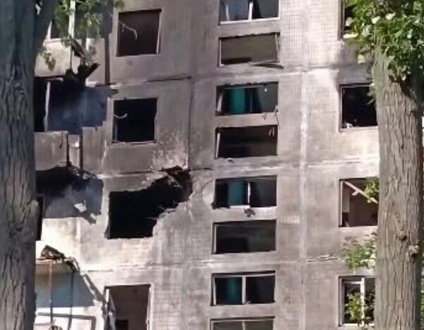 Нічний напад на Київ: Дрон-камікадзе влучив у житловий багатоповерховий будинок у Лісовому районі (відеозйомка)