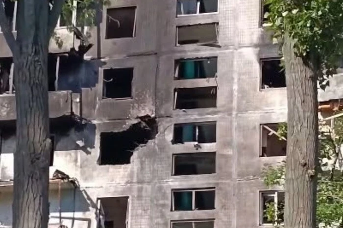 Нічний напад на Київ: Дрон-камікадзе влучив у житловий багатоповерховий будинок у Лісовому районі (відеозйомка) 18 Нічний напад на Київ: Дрон-камікадзе влучив у житловий багатоповерховий будинок у Лісовому районі (відеозйомка) 5
