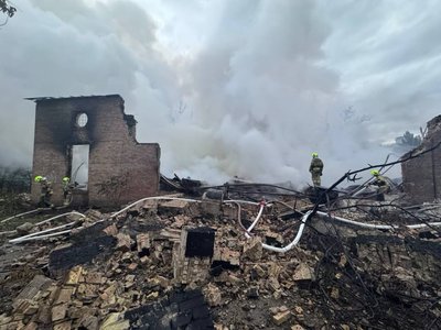 Костюми з "Тіней забутих предків" і "За двома зайцями" цілі, але більшість колекції кіностудії Довженка втрачено: Дончик