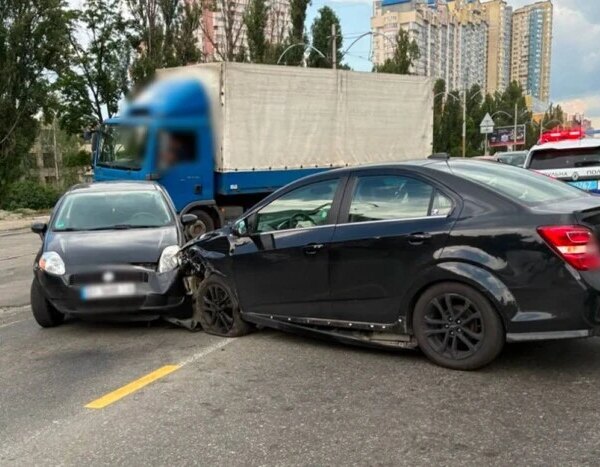 Аварія на Харківському шосе: проїзд ускладнений в обидва боки