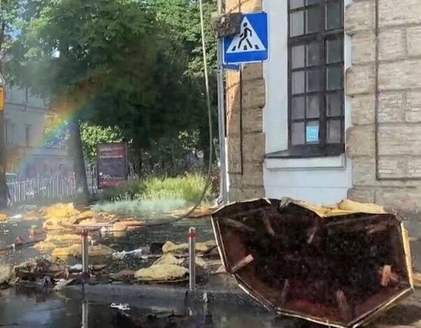 Київ під обстрілом: веселка з’явилася під час гасіння пожежі в Лаврі (відео)