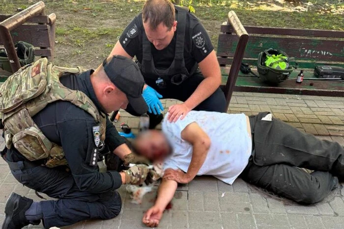 У Києві через 30-градусну спеку перехожий знепритомнів посеред вулиці