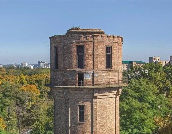 Суд розпочав розгляд справи про захист старовинної водонапірної вежі в Києві