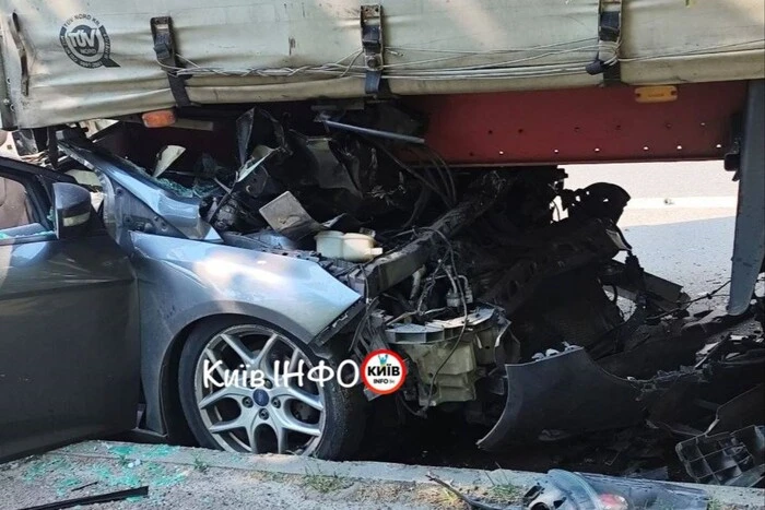 У столиці автомобіль зіткнувся з вантажівкою, водія госпіталізували до реанімації (фото) 8