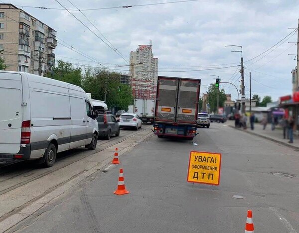 Літня жінка загинула під вантажівкою в Києві: подробиці аварії