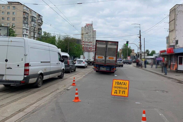 Літня жінка загинула під вантажівкою в Києві: подробиці аварії 27 Літня жінка загинула під вантажівкою в Києві: подробиці аварії 8