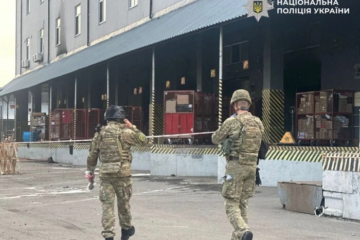 Вибух на пошті в Оболоні: одна людина загинула, ще дві отримали поранення 4 Вибух на пошті в Оболоні: одна людина загинула, ще дві отримали поранення 2