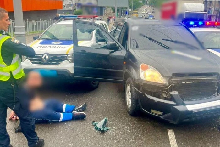 У столиці п'яний керманич без розпізнавальних знаків протараний три поліцейські машини, що намагалися його затримати. 20 У столиці п'яний керманич без розпізнавальних знаків протараний три поліцейські машини, що намагалися його затримати. 5