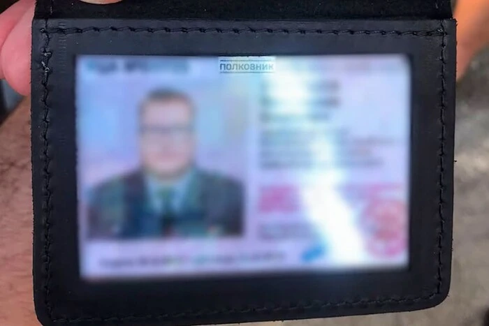 Зняття з обліку за $30 тис.: у столиці затримано юриста з фейковим посвідченням полковника