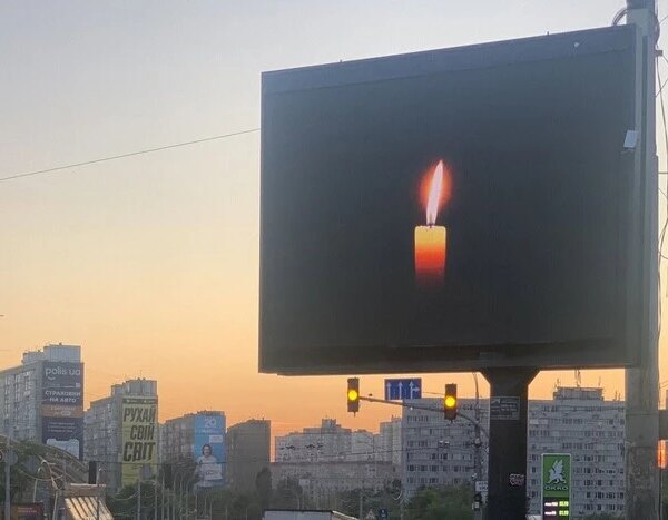 Смертельна аварія на Караваєвих Дачах: на місці події встановили символічний пам’ятний знак
