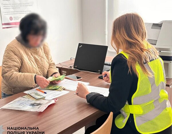 Поліція повернула киянкам понад мільйон гривень, які вони втратили через шахраїв, що видавали себе за співробітників СБУ.