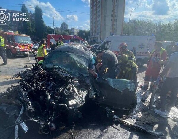 Киянин на великій швидкості врізався у підземний перехід, є жертви