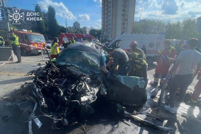 Головна 8 Киянин на великій швидкості врізався у підземний перехід, є жертви