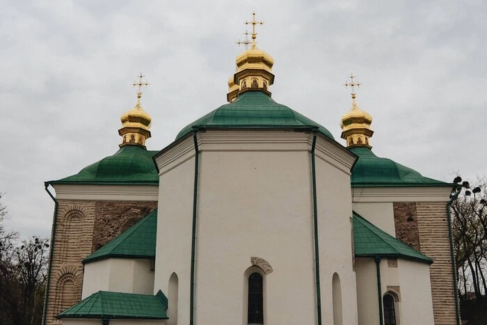 У Києво-Печерській лаврі після обстрілу з боку Росії відновив свою роботу один із найстаріших храмів столиці. 4