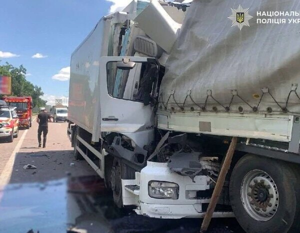 У Києві вантажівка здійснила наїзд на фуру, яка стояла на ремонті: обидва водії загинули.