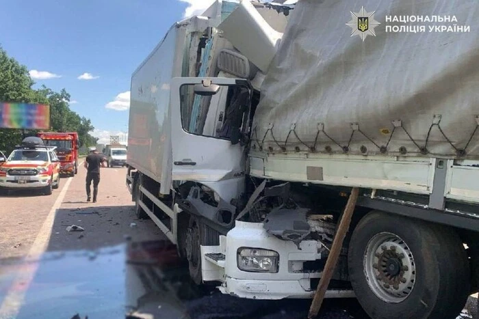 У Києві вантажівка здійснила наїзд на фуру, яка стояла на ремонті: обидва водії загинули. 9
