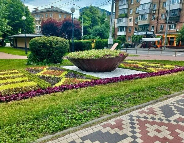 Київський сквер прикрасив оригінальний квітник: український борщ на вишитому рушнику