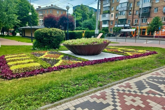 Київський сквер прикрасив оригінальний квітник: український борщ на вишитому рушнику 7 Київський сквер прикрасив оригінальний квітник: український борщ на вишитому рушнику 3