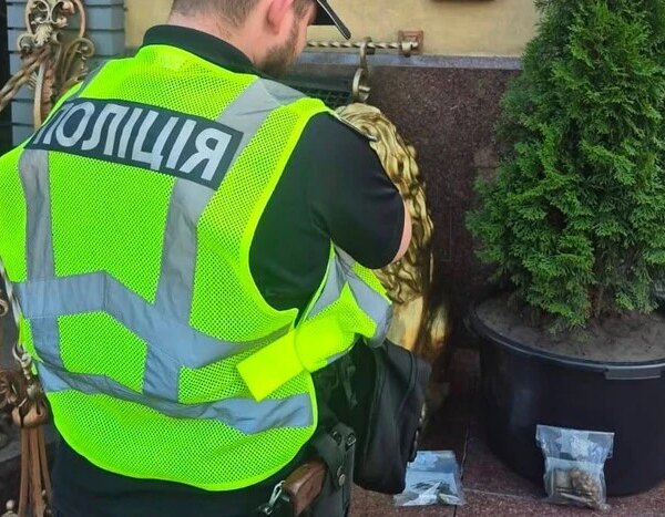 У столиці біля закладу харчування невідомі особи залишили верхній одяг, у якому знаходилися гранати.