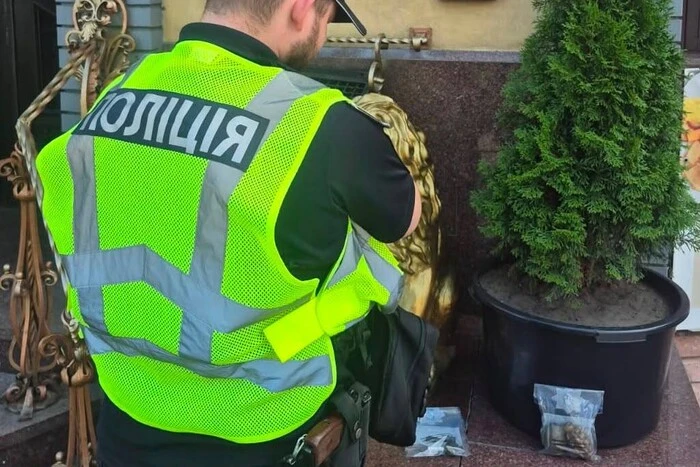 Головна 7 У столиці біля закладу харчування невідомі особи залишили верхній одяг, у якому…