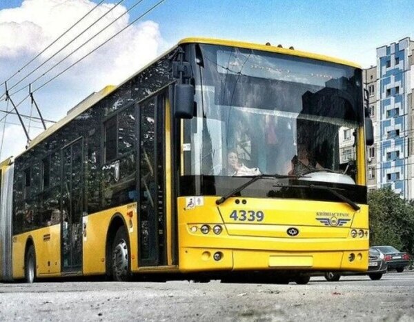 Кілька столичних автобусів і один тролейбус 4-5 липня працюватимуть за зміненими маршрутами: ось деталі.