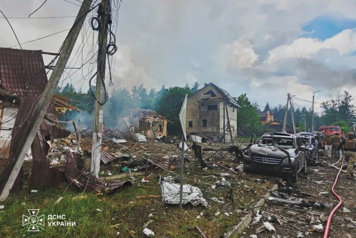 Внаслідок ударів зброї по території Київщини постраждало близько тридцяти осель