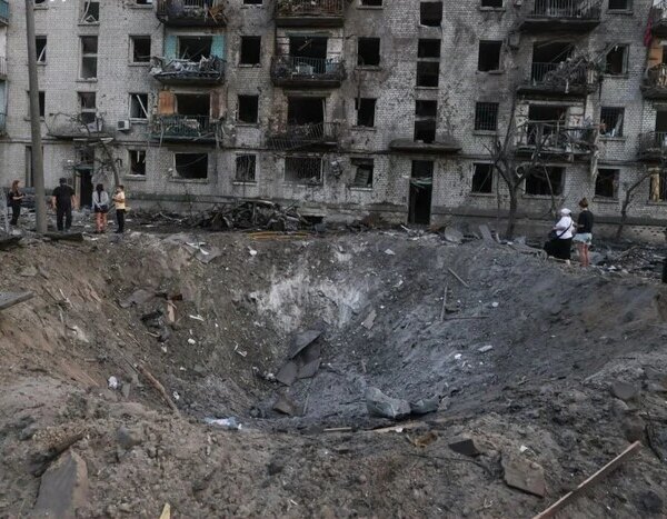 Атака на Київ: ракета залишила вирву поблизу багатоповерхового будинку в Дарницькому районі (відео)