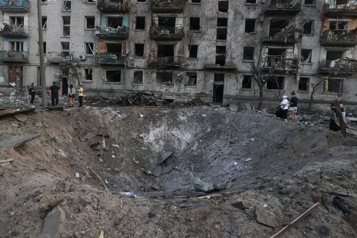 Головна 12 Атака на Київ: ракета залишила вирву поблизу багатоповерхового будинку в Дарницькому районі…