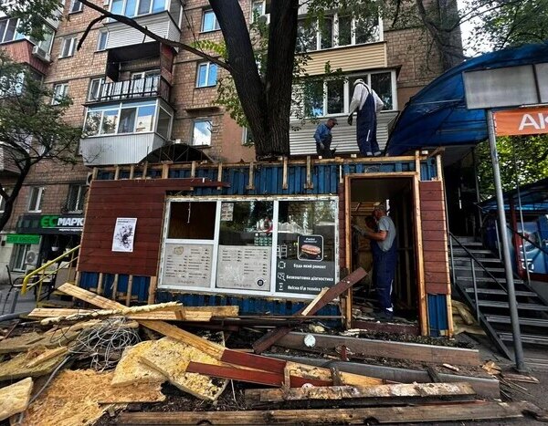 У столиці знесено кіоск, крізь який пробивалося велетенське дерево (фото)
