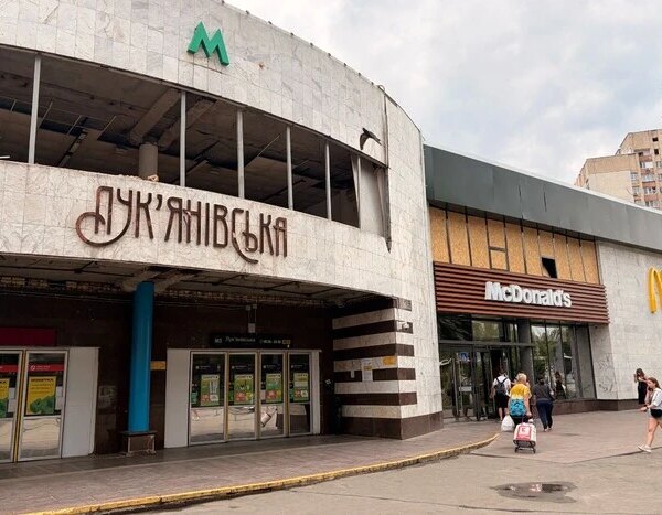 Станція метро «Лук’янівська» знову функціонує, біля неї продовжують усувати пошкодження від нападу.