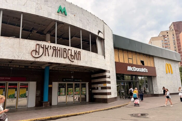 Станція метро «Лук'янівська» знову функціонує, біля неї продовжують усувати пошкодження від нападу. 21 Станція метро «Лук'янівська» знову функціонує, біля неї продовжують усувати пошкодження від нападу. 8