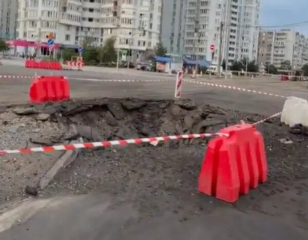 Глибока яма на дорозі: результати російського обстрілу в Дарницькому районі