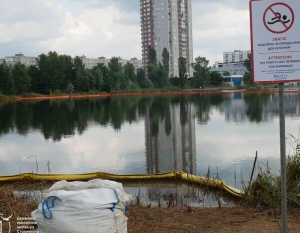 Атака на Київ 2 липня: екологи виявили нові витоки нафти в озеро Кирилівське