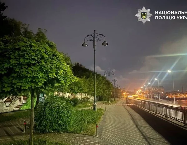 Двоє підозрюваних затримані поліцією за підозрою у смертельному побитті чоловіка на Набережному шосе в Києві.