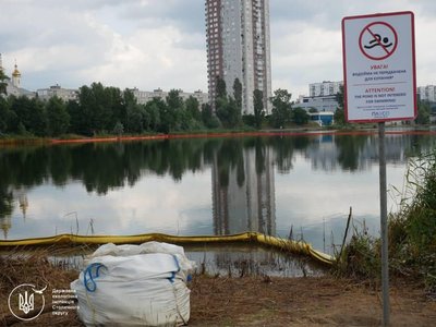 У Києві екологи зафіксували нові витоки нафтопродуктів у озеро Кирилівське, яке було забруднене після атаки РФ