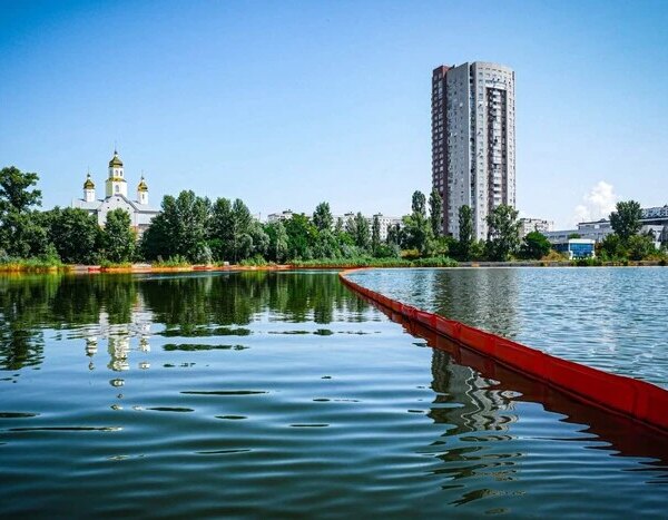 Зменшення забруднення Кирилівського озера нафтою після обстрілів РФ