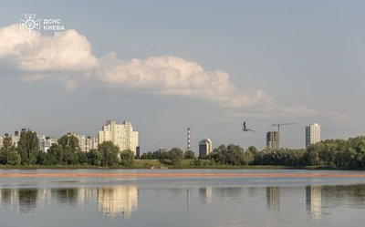 Головна 34 Рятувальники вивезли понад 300 кубічних метрів бруду з озера Кирилівське у столиці