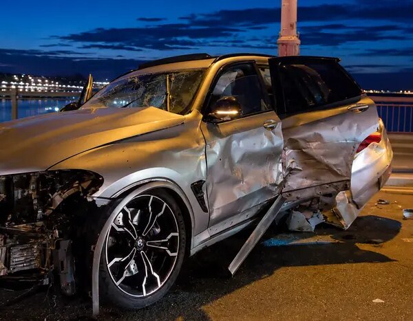 На мосту Патона в Києві сталася ДТП: автомобіль BMW зіткнувся з тролейбусом, є травмовані.