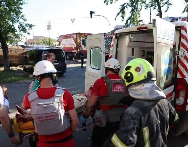 Обстріл Києва: ворог поцілив у підстанцію «швидкої», поранено шестеро працівників