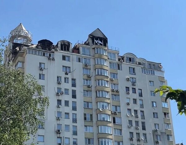 Будинок у Голосіївському районі постраждав від російської атаки, вогонь охопив три поверхи.
