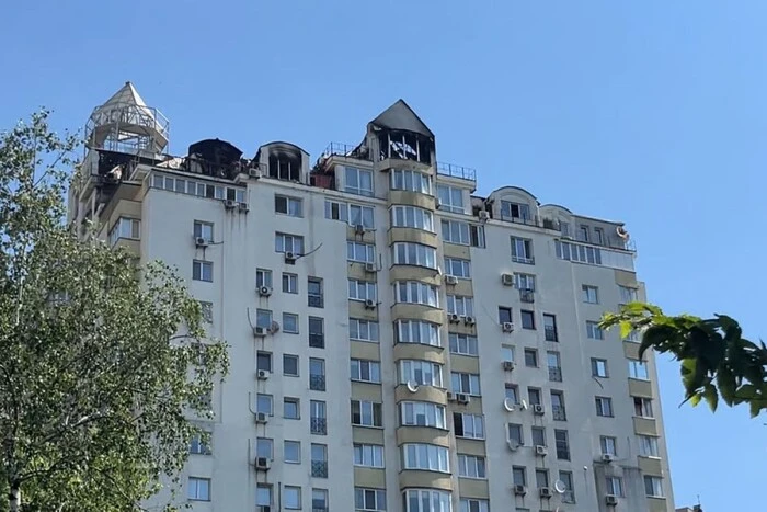 Головна 9 Будинок у Голосіївському районі постраждав від російської атаки, вогонь охопив три поверхи.