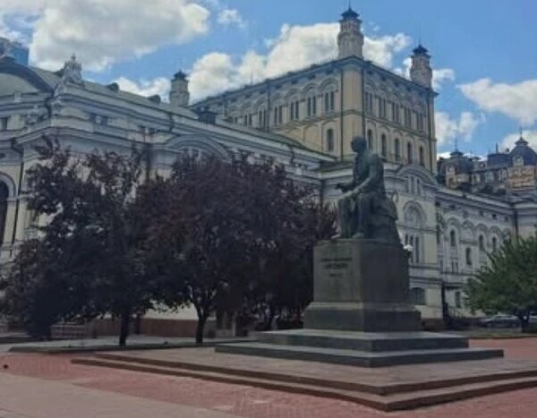 «Чи настав мир?»: Демонтаж захисних конструкцій на монументах столиці викликав бурхливу реакцію в інтернеті
