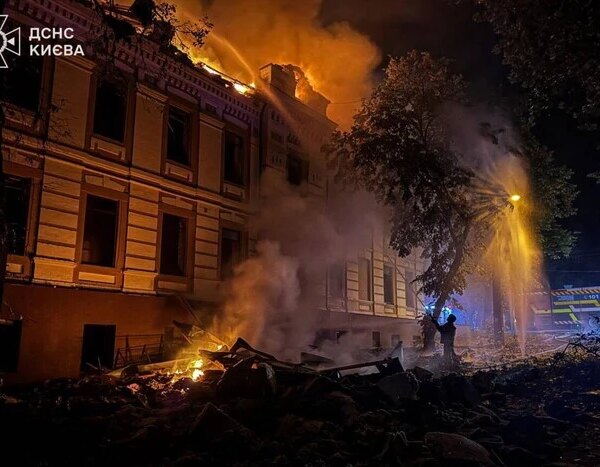 Російські війська завдали шкоди відомій кінозалі, пам’ятці історії та житловому комплексу у столиці України.