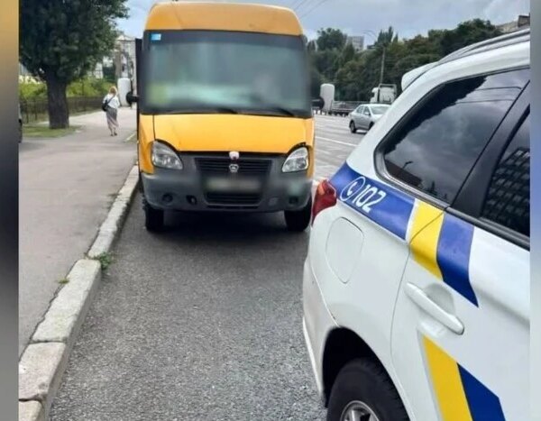 Дощ заливав пасажирів: правоохоронці наклали штраф на водія через несправність маршрутного транспортного засобу