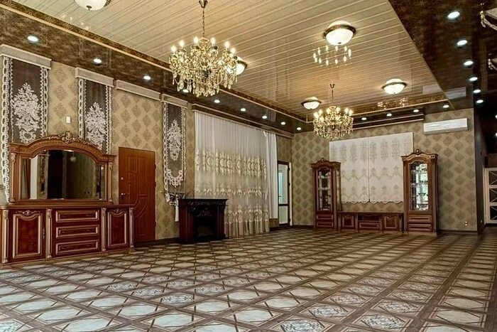 Головна 35 «Чи входить дворецький до комплекту?»: Елітна 11-кімнатна резиденція під Києвом виставлена на…