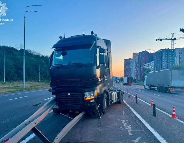 Нетверезий кермувальник вантажівки в’їхав у захисну огорожу на Столичному шосе: подробиці аварії